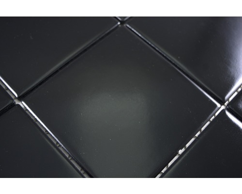 Prim-plan cu plăci ceramice negre