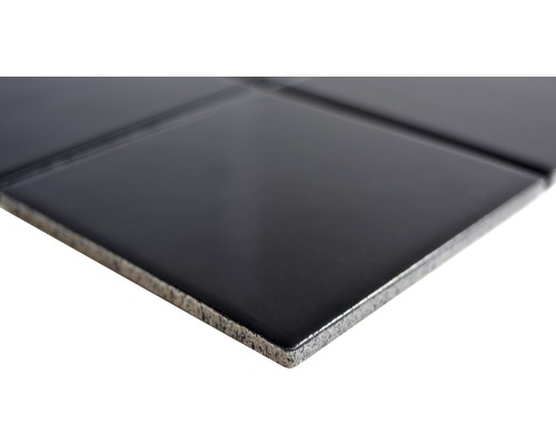 Prim-plan cu o placă ceramică neagră lucioasă