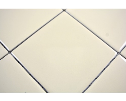 Prim-plan cu plăci ceramice pătrate