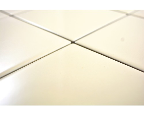 Vizualizare detaliată a plăcilor de pardoseală montate