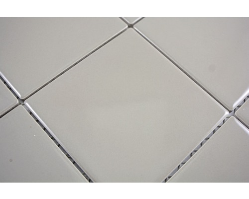 Prim-plan cu plăci ceramice pătrate, deschise la culoare