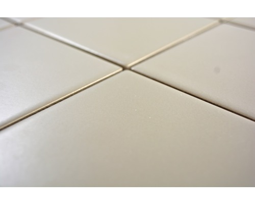 Prim-plan cu gresie montată cu chit de rosturi