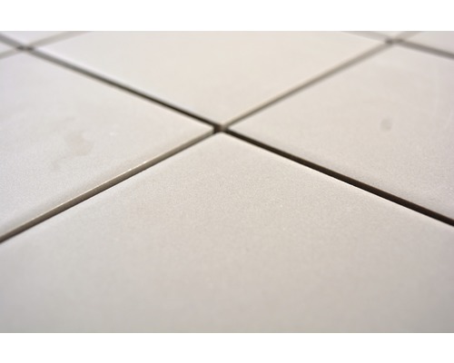 Prim-plan cu plăci ceramice cu rosturi