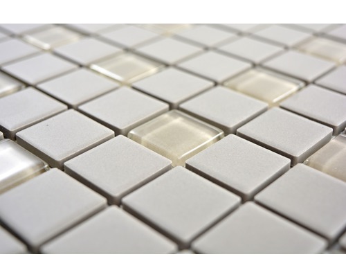 Prim-plan cu plăci de mozaic în formă pătrată, compuse din ceramică și sticlă