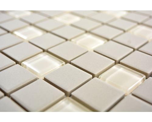 Prim-plan cu plăci de mozaic deschise la culoare din ceramică și sticlă