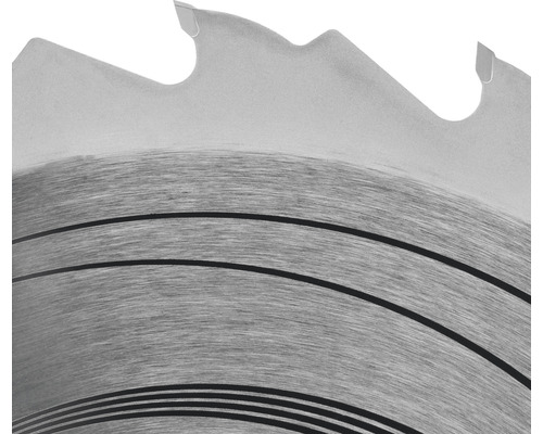 Prim-plan cu o lamă de ferăstrău circular