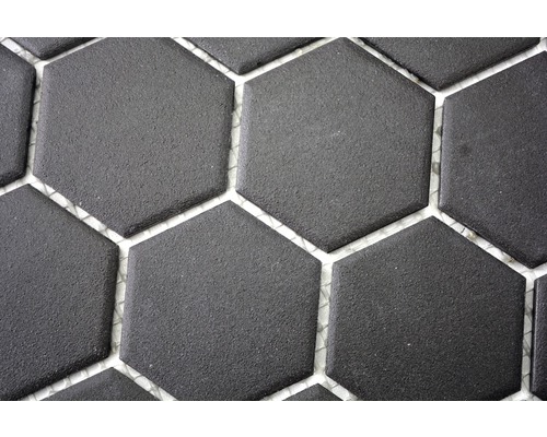 Prim-plan cu plăci de pardoseală hexagonale întunecate