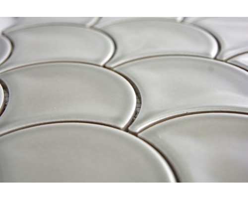 Plăci de mozaic ceramic în formă de semilună, prim-plan.