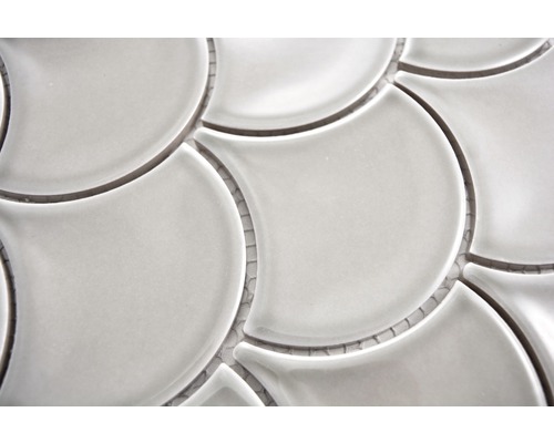 Prim-plan cu plăci de mozaic ceramic în formă de arc