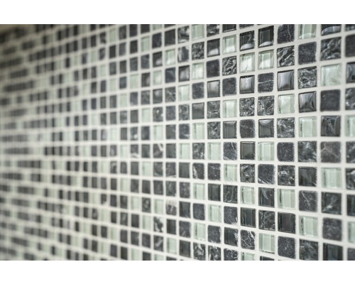 Perete de gresie mozaic cu plăci pătrate mici