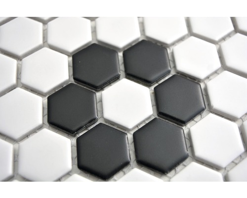 Prim-plan cu plăci de mozaic hexagonale în alb și negru