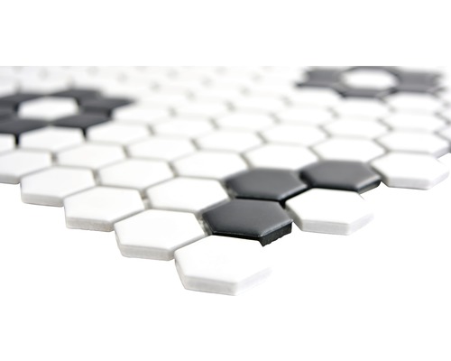 Plăci de mozaic hexagonale în alb și negru