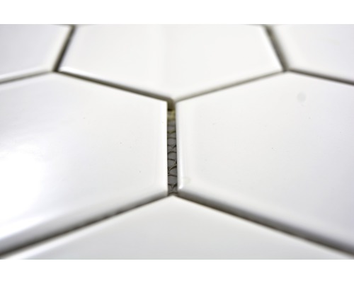 Prim-plan cu plăci hexagonale albe cu rosturi