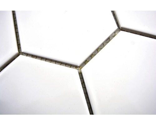 Prim-plan cu plăci hexagonale albe cu chit de rosturi