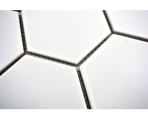 Prim-plan cu plăci hexagonale albe cu rosturi