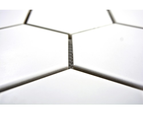 Prim-plan cu plăci albe hexagonale cu rosturi