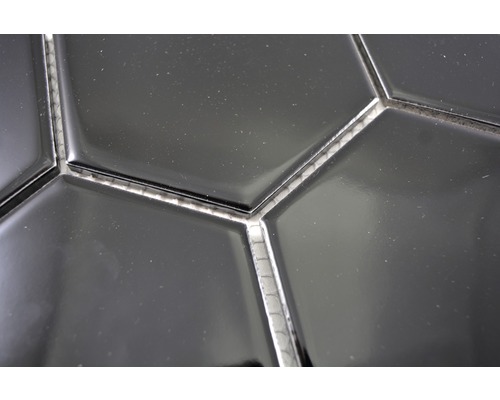 Prim-plan cu plăci ceramice hexagonale negre cu rosturi