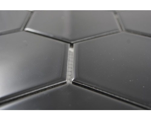 Prim-plan cu plăci hexagonale negre cu chit de rosturi