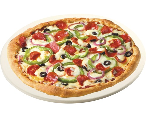 Pizza cu salam, ardei, ceapă și măsline pe piatră de pizza