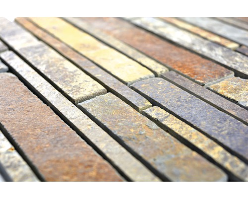 Prim-plan cu placaje de perete din piatră naturală