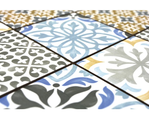 Prim-plan cu plăci ceramice cu modele diferite