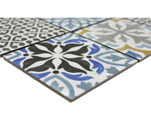 Plăci decorative cu diverse modele.