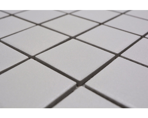 Prim-plan cu plăci de mozaic ceramic pătrate, deschise la culoare