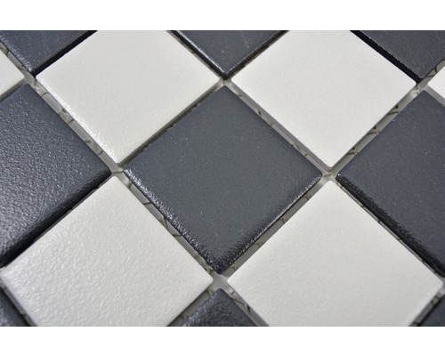 Prim-plan cu plăci de mozaic în formă pătrată