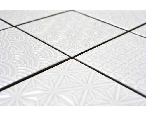 Prim-plan cu plăci albe cu modele diferite