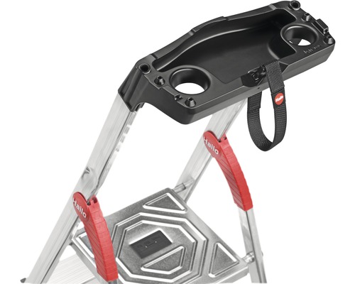 Prim-plan cu o scară cu tavă de depozitare și suport pentru scule