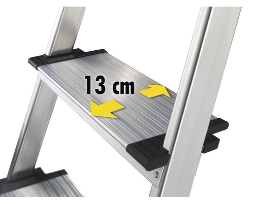 Prim-plan cu treapta scării din aluminiu cu lățimea indicată de 13 centimetri.