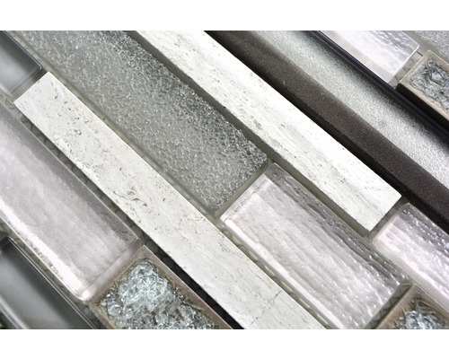 Prim-plan cu plăci de mozaic cu elemente din sticlă și piatră