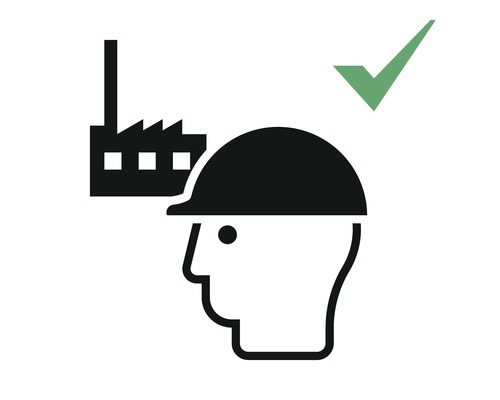 Simbol pentru un muncitor cu cască în fața unei fabrici, lângă o bifă verde