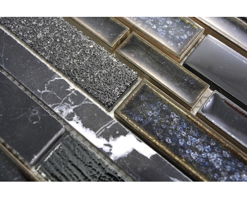 Plăci de mozaic în diverse texturi, inclusiv marmură și sticlă