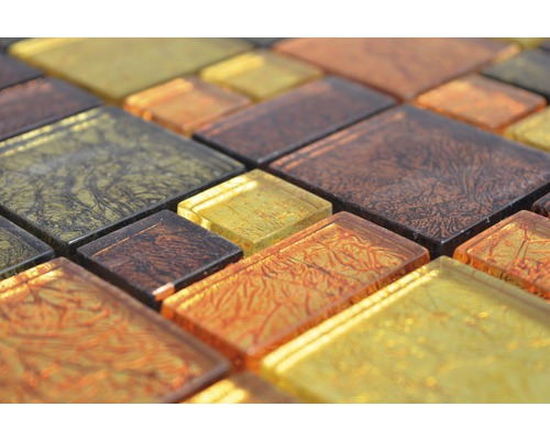 Prim-plan cu plăci de mozaic din sticlă