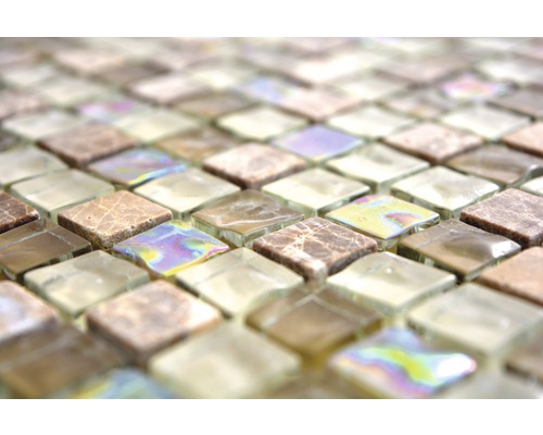 Prim-plan cu plăci de mozaic cu efect de marmură și sticlă