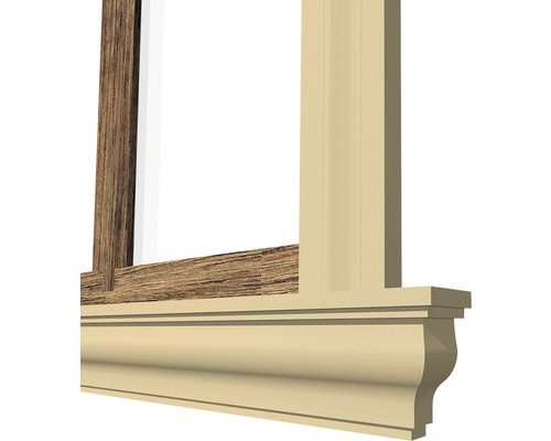 Prim-plan cu o fereastră cu cadru din lemn și muluri decorative