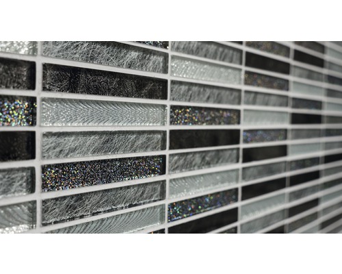 Prim-plan cu o țiglă mozaic cu suprafață de sticlă în tonuri de negru și gri