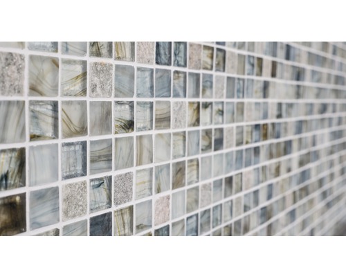 Prim-plan cu o faianță mozaic cu bucăți pătrate de sticlă.