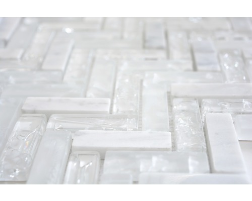 Plăci de mozaic din sticlă și marmură în model herringbone