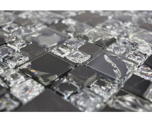 Prim-plan cu plăci de mozaic din sticlă cu forme pătrate