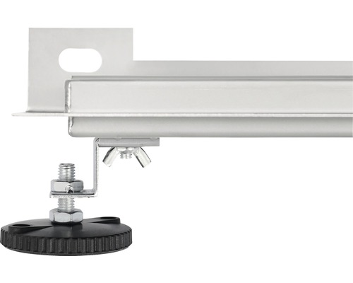 Detaliu al unei șine metalice cu picior reglabil pentru ajustare