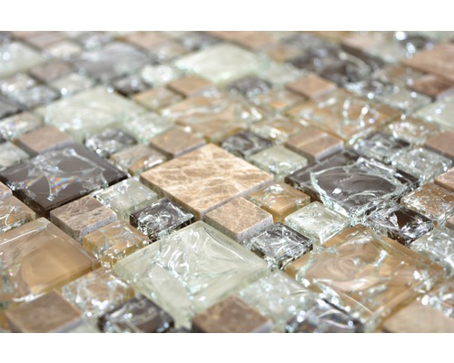 Prim-plan cu plăci de mozaic din sticlă și piatră