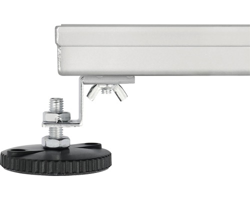 Prim-plan al unui profil de aluminiu cu picior de nivelare