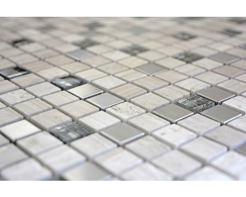 Prim-plan cu plăci de mozaic pătrate din marmură, metal și sticlă