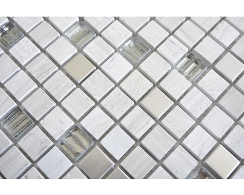 Prim-plan cu plăci de mozaic pătrate din marmură și sticlă