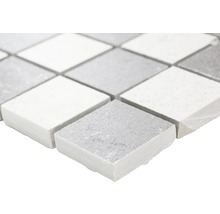 Prim-plan cu o faianță mozaic din piatră naturală de formă pătrată