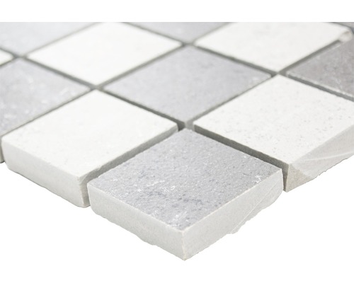 Prim-plan cu o faianță mozaic din piatră naturală de formă pătrată