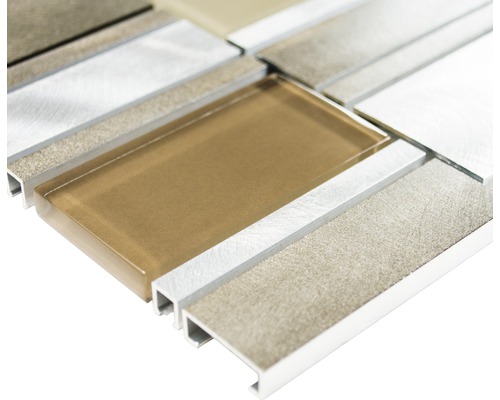 Vizualizare detaliată a plăcilor de mozaic din sticlă și piatră