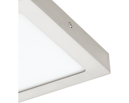 Prim-plan al unei plafoniere LED pătrate